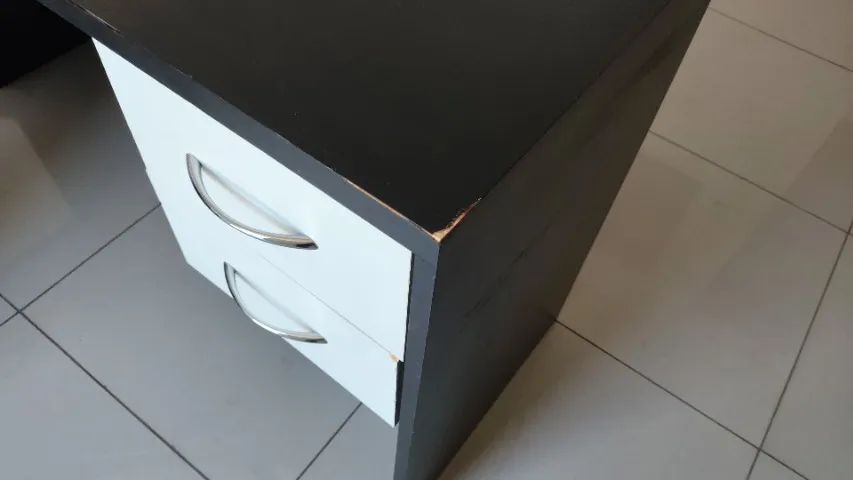 Mesa escritório gavetas de canto comprimento 132cm x largura 48,5cm x altura 77cm - Foto 2