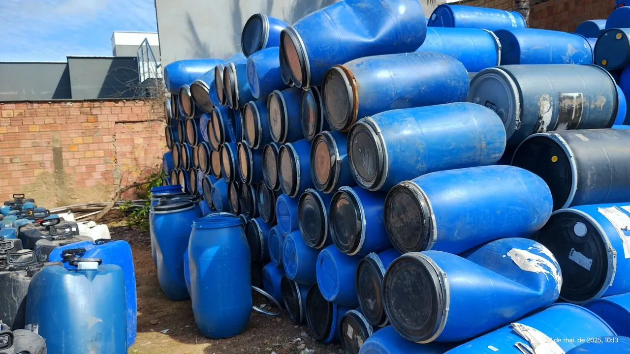 Tambores Plásticos Azuis - Ideal para Diversas Utilidades