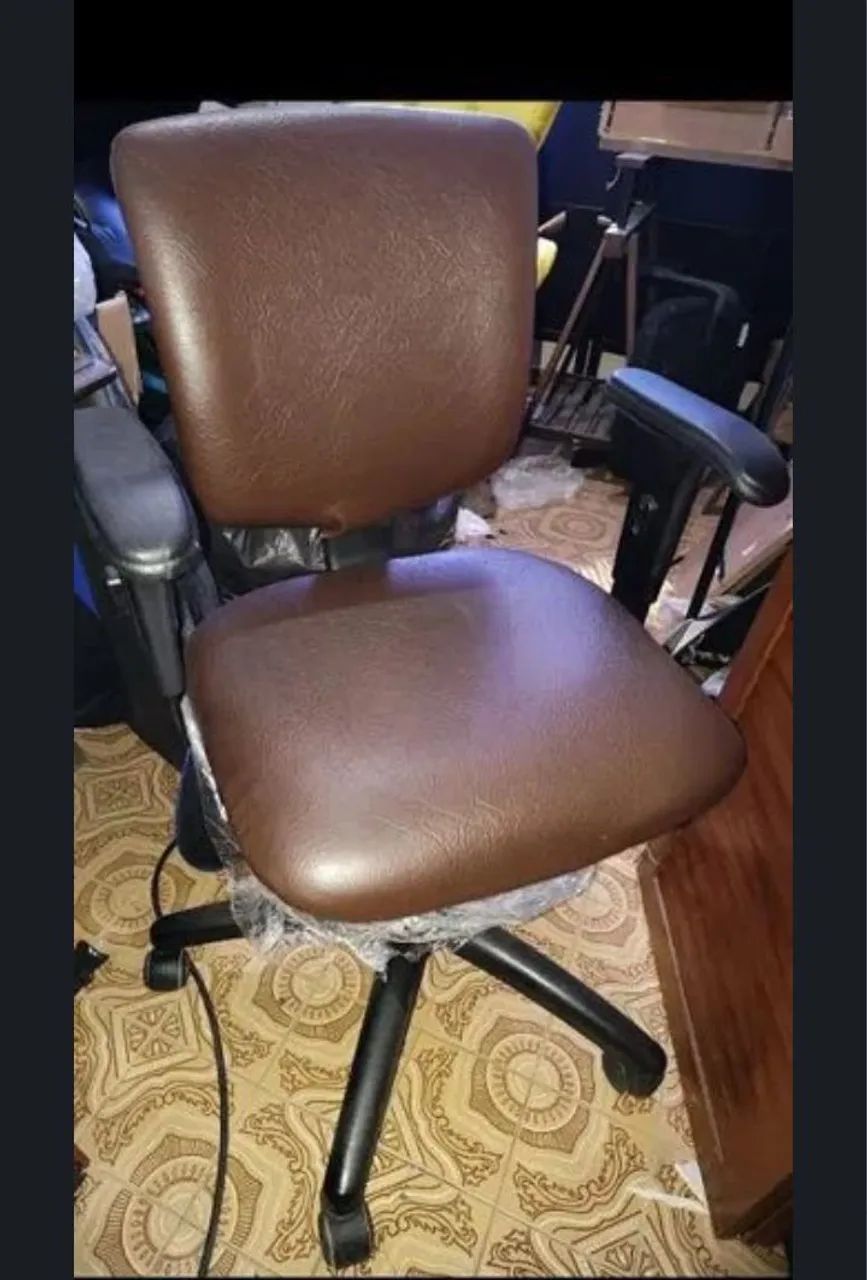 Cadeira de escritório nr17... forração feita nova....tudo funcionando...são Gonçalo 