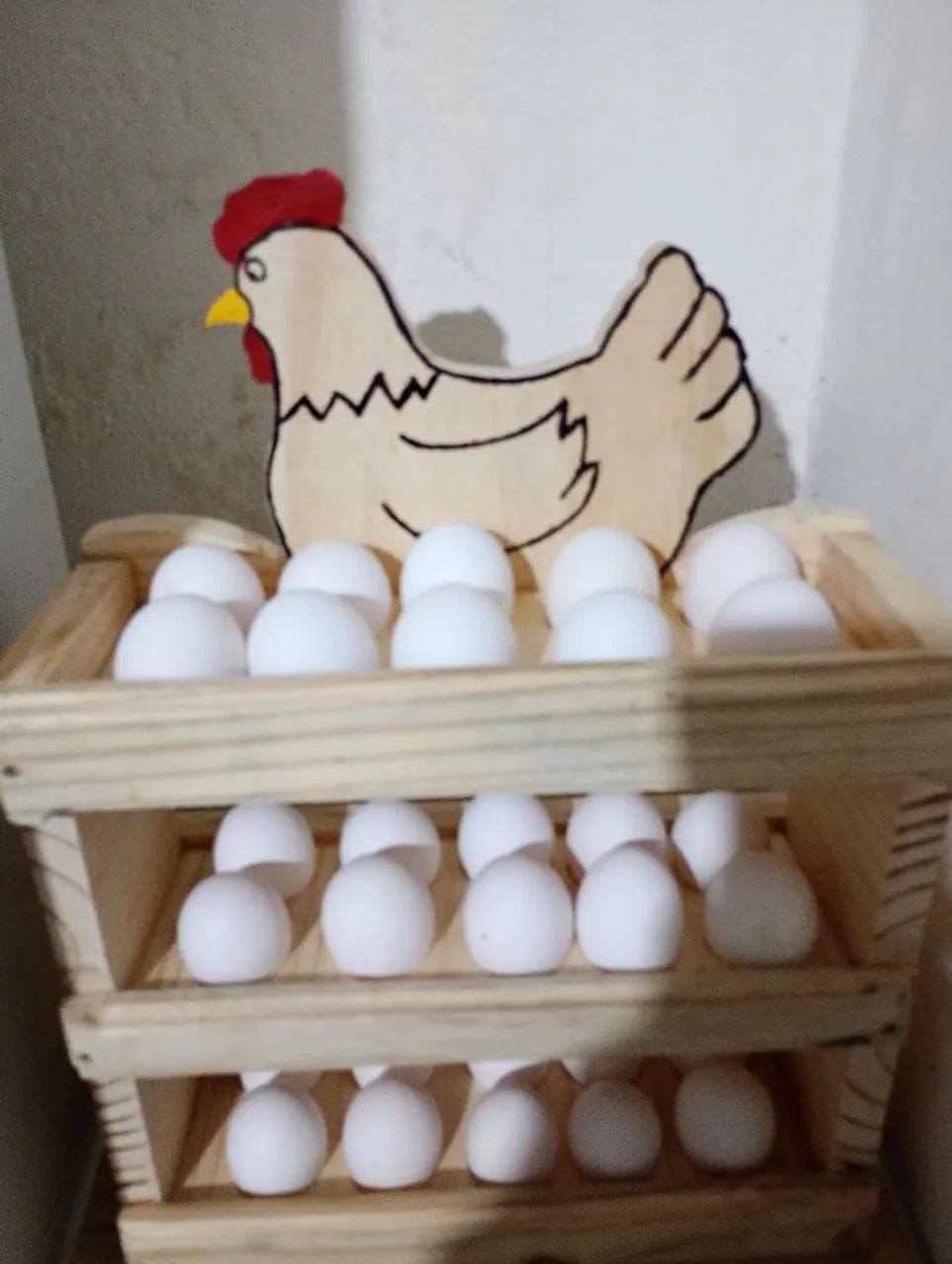 Porta Ovos Decorativo de Madeira com Galinha - Foto 5
