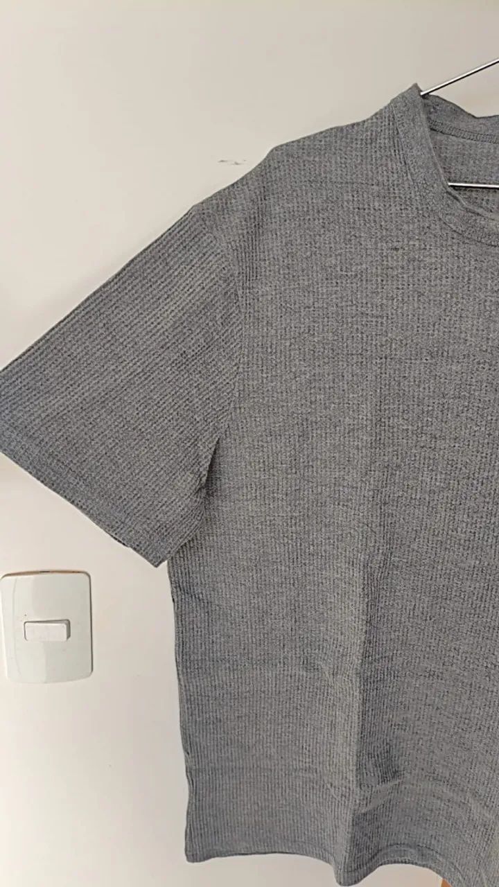 CAMISETA LISA CINZA TEXTURIZADA - G - Foto 4