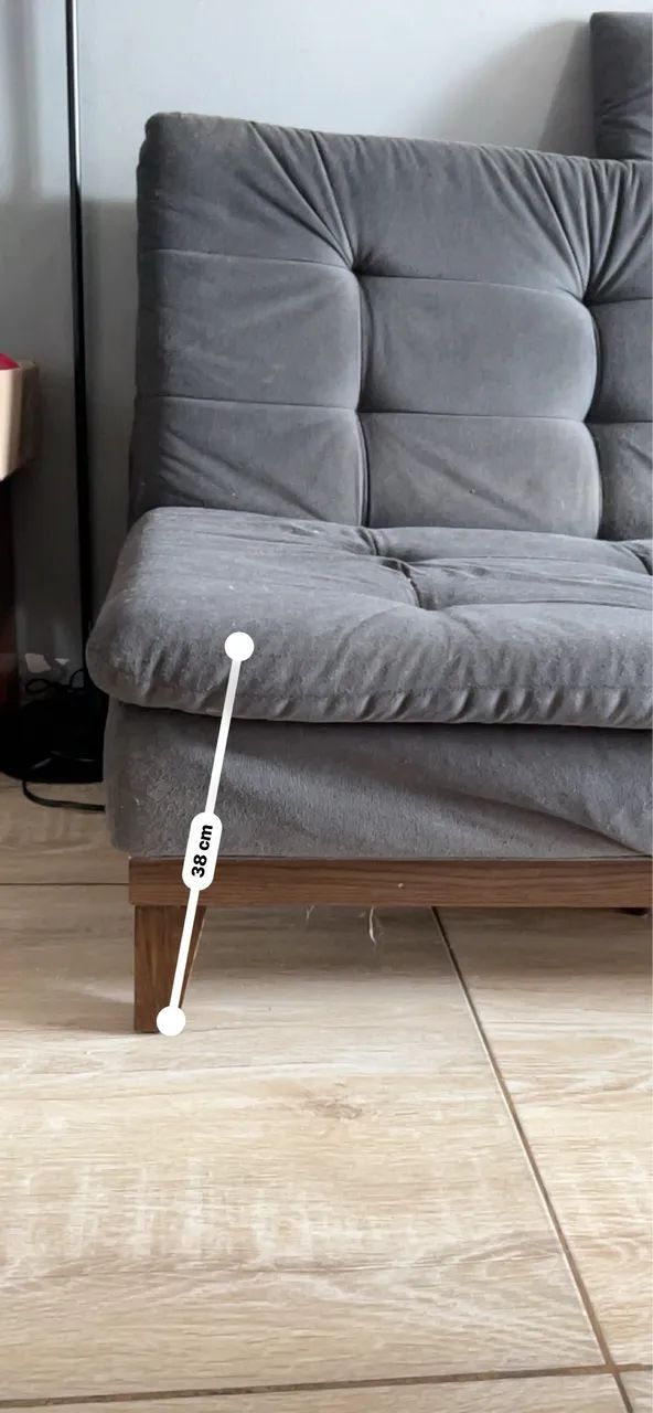 Sofá-cama de 3 lugares é revestido em suede cinza - Foto 2