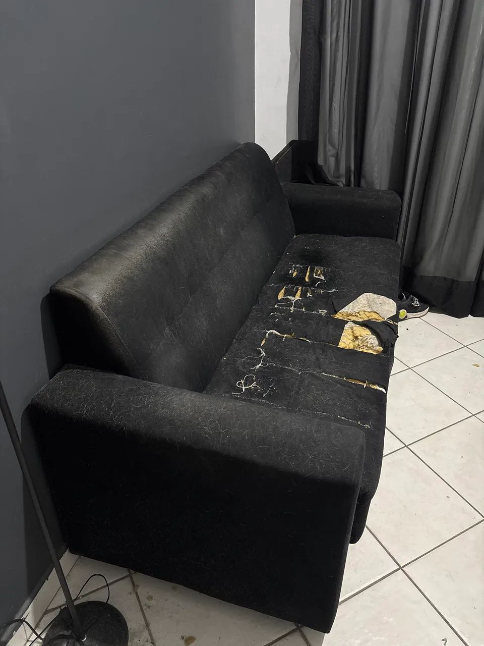 Sofá preto rasgado  - Foto 3