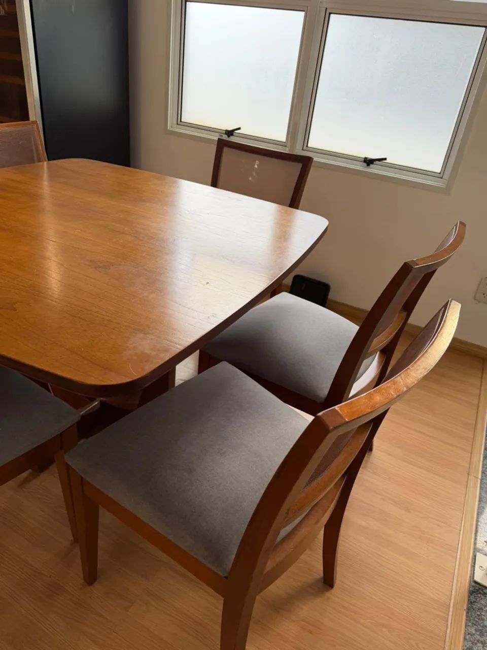 Mesa de jantar madeira tampo em mdf base e cadeira madeira maciça  - Foto 3