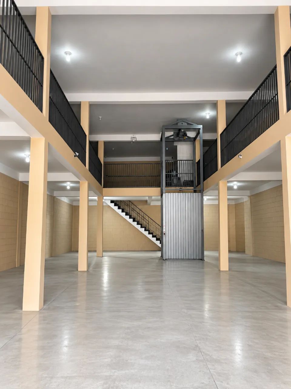 ? GALPÃO 250 M² | ELEVADOR DE CARGA + ESCRITÓRIO | R$ 15.000 - Foto 2