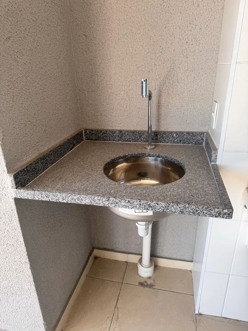 Pia de Granito com Cuba de Inox - 72 x 64 cm