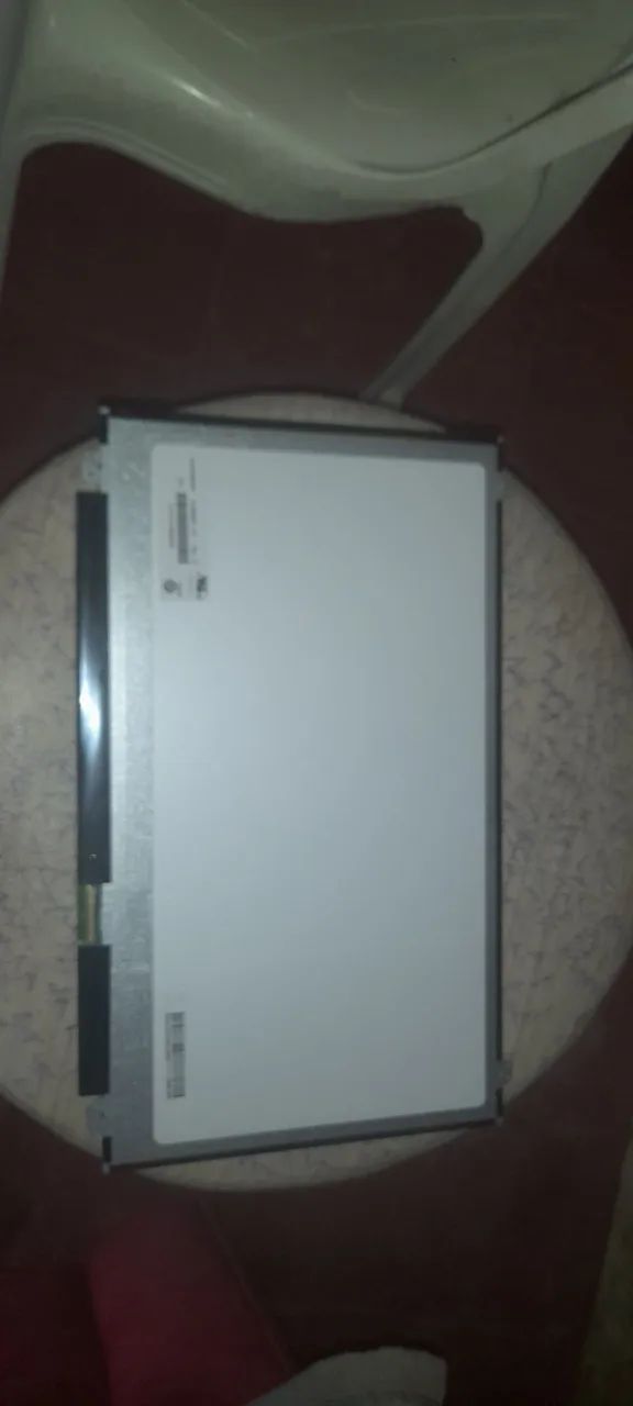 Tela led slim 15.6, 40 pinos para notebook com uma linha na vertical.