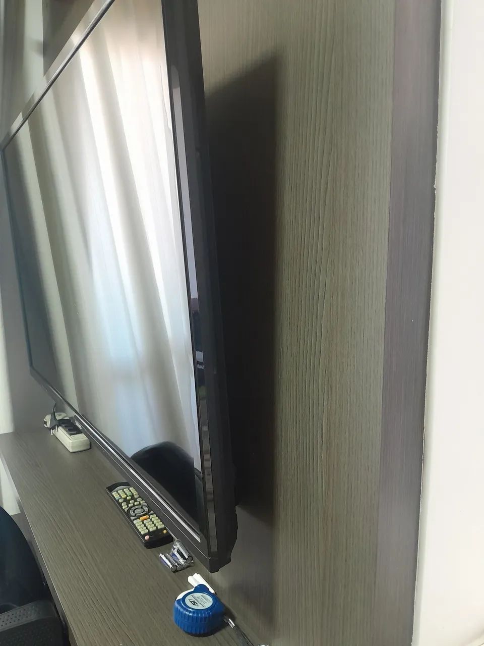 Painel e bancada 100% MDF COM 3 GAVETAS EM VIDRO. PLANEJADO - Foto 2