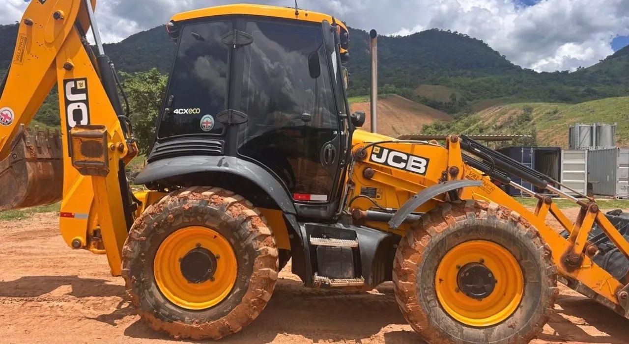 Retroescavadeira JCB 4CX ano 2022, 4x4, com 1.700 horas, ar condicionado, em MG - Foto 2