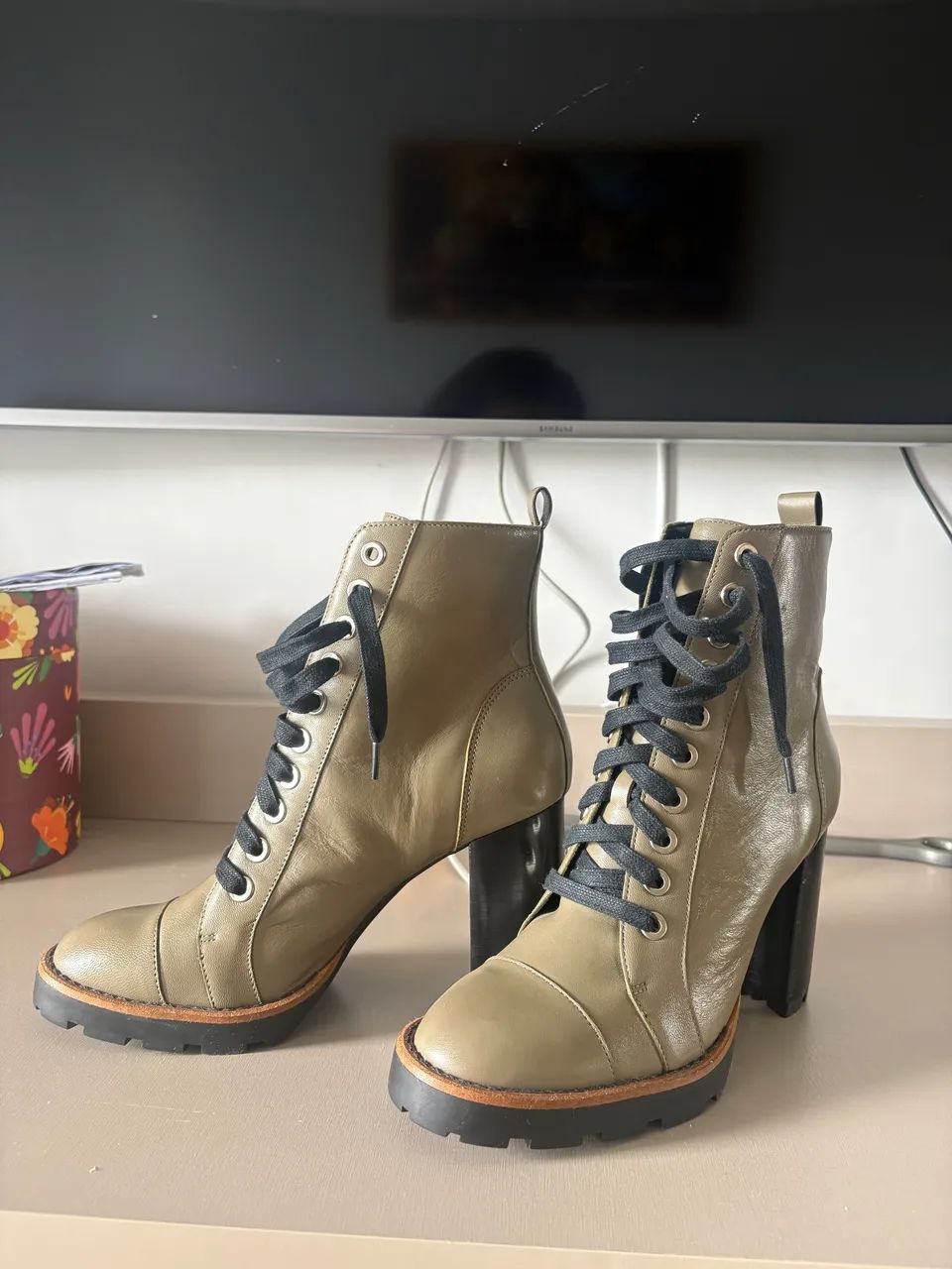 Bota couro Carrano nova 