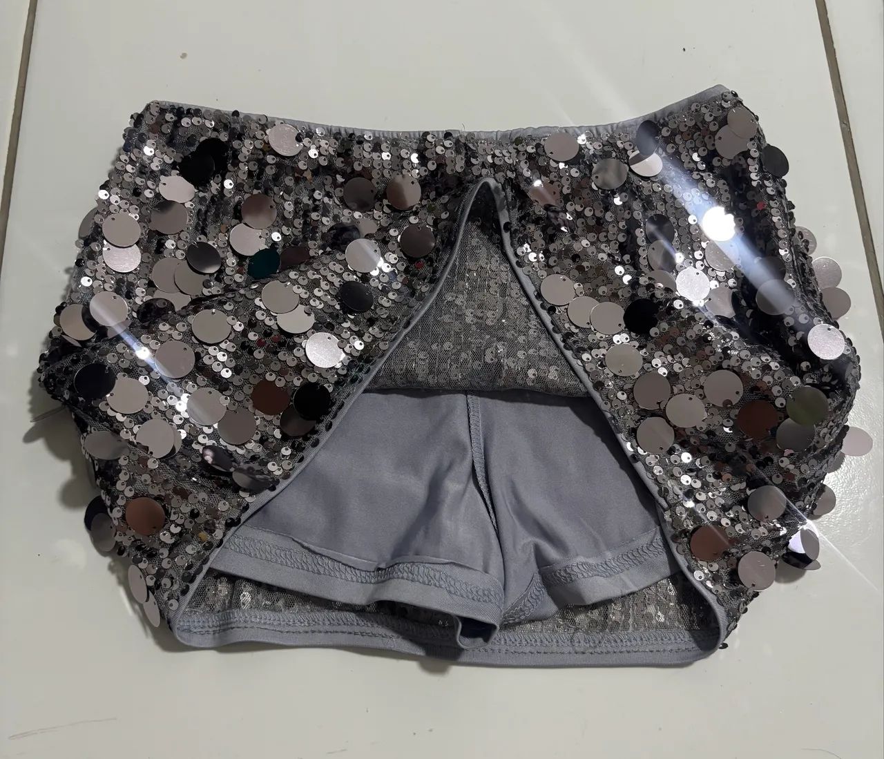 Mini saia prateada com short por baixo - Foto 2