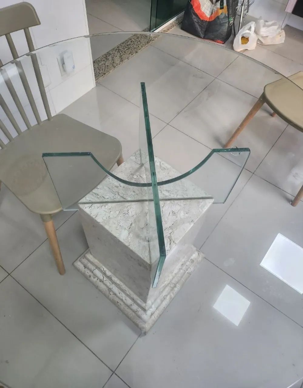 Mesa de Vidro com mármore e Cadeiras - Foto 3