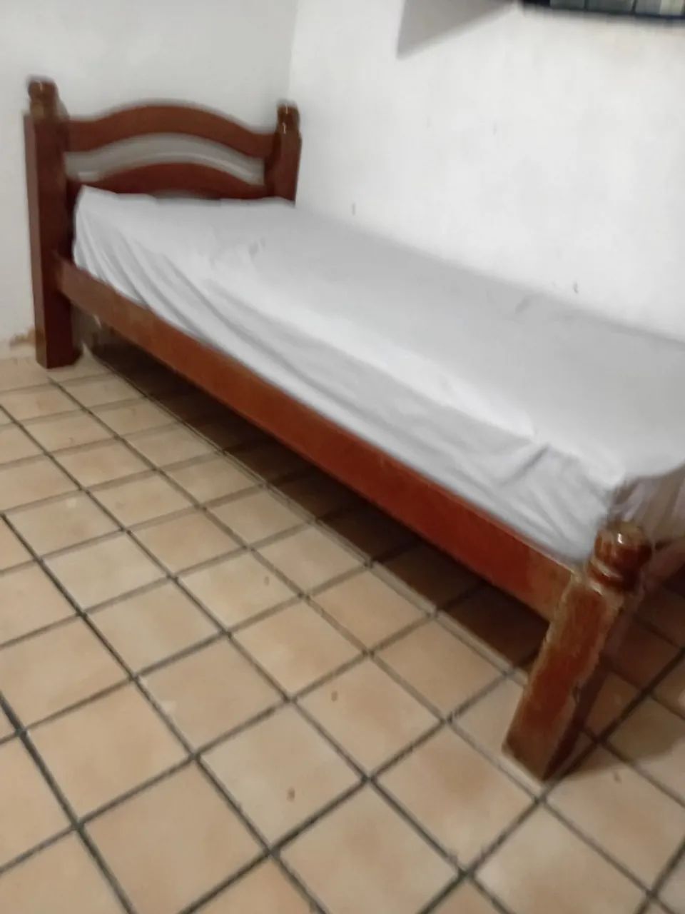Cama de solteiro de madeira maciça. - Foto 2