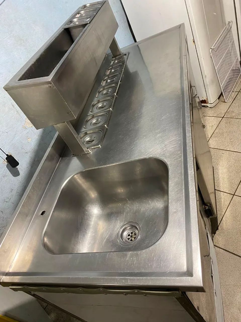 Balcão refrigerado c/condimentadora e pia 220v ENTREGO  - Foto 5