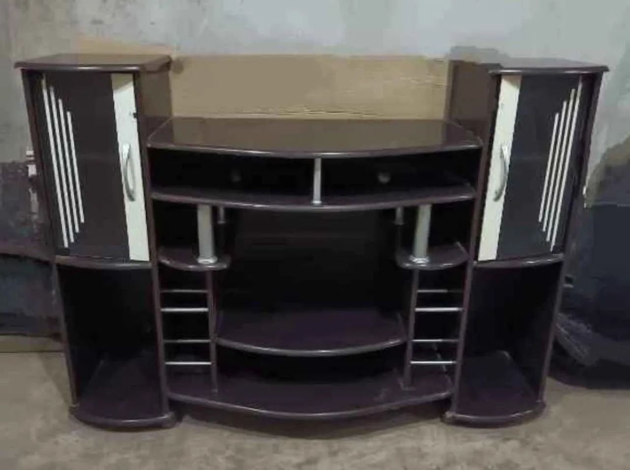 Rack e mesa de TV com portas em madeira mogno mogno