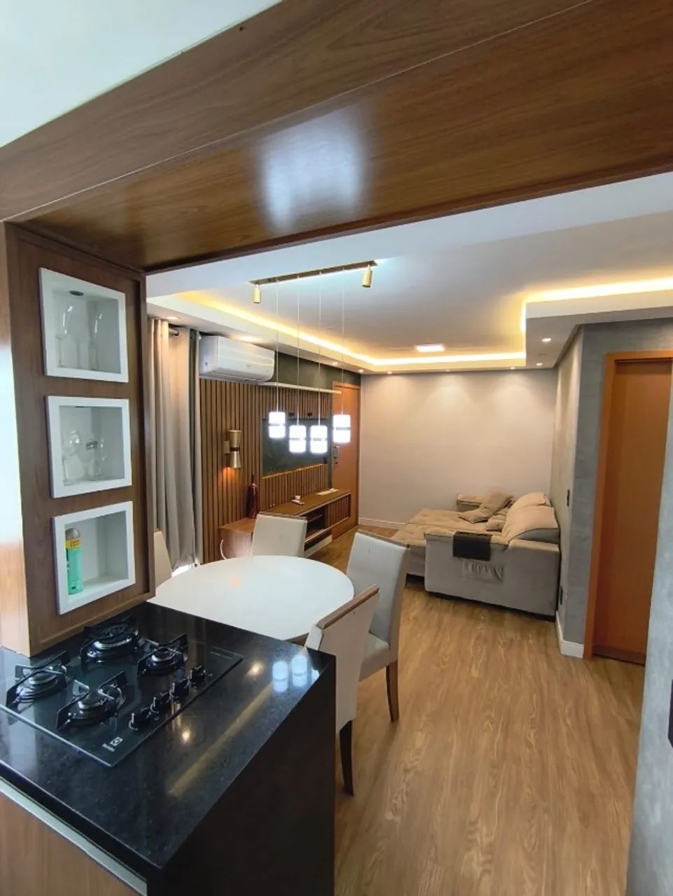 VENDE-SE APARTAMENTO SEMIMOBILIADO.