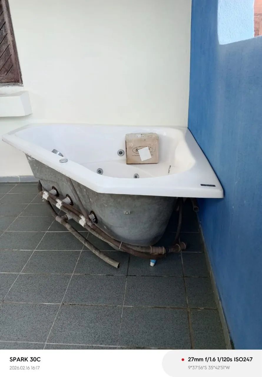 Vendo uma banheira triangular de canto, com a bomba. - Foto 2