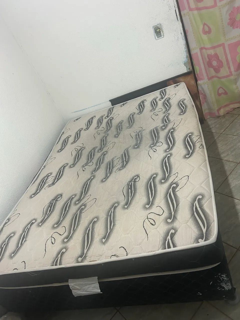 Cama de casal em bom estado, pronta para uso