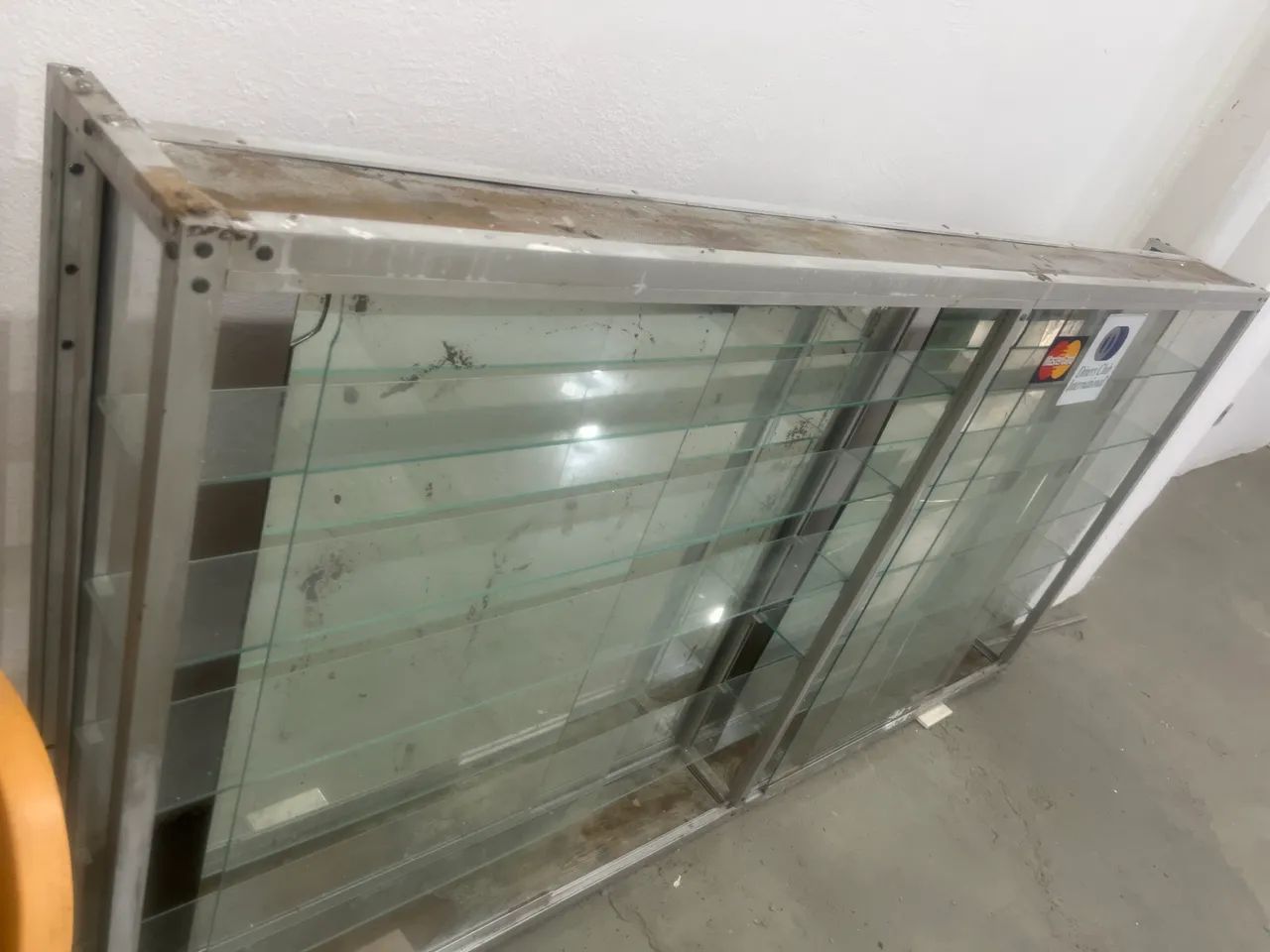 Vitrine com vidros e alumínio 