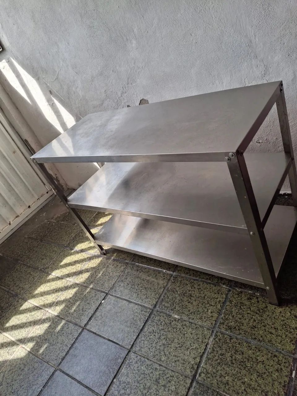 Vendo mesa Pouco Usada de Inox com 3 Níveis - Foto 2
