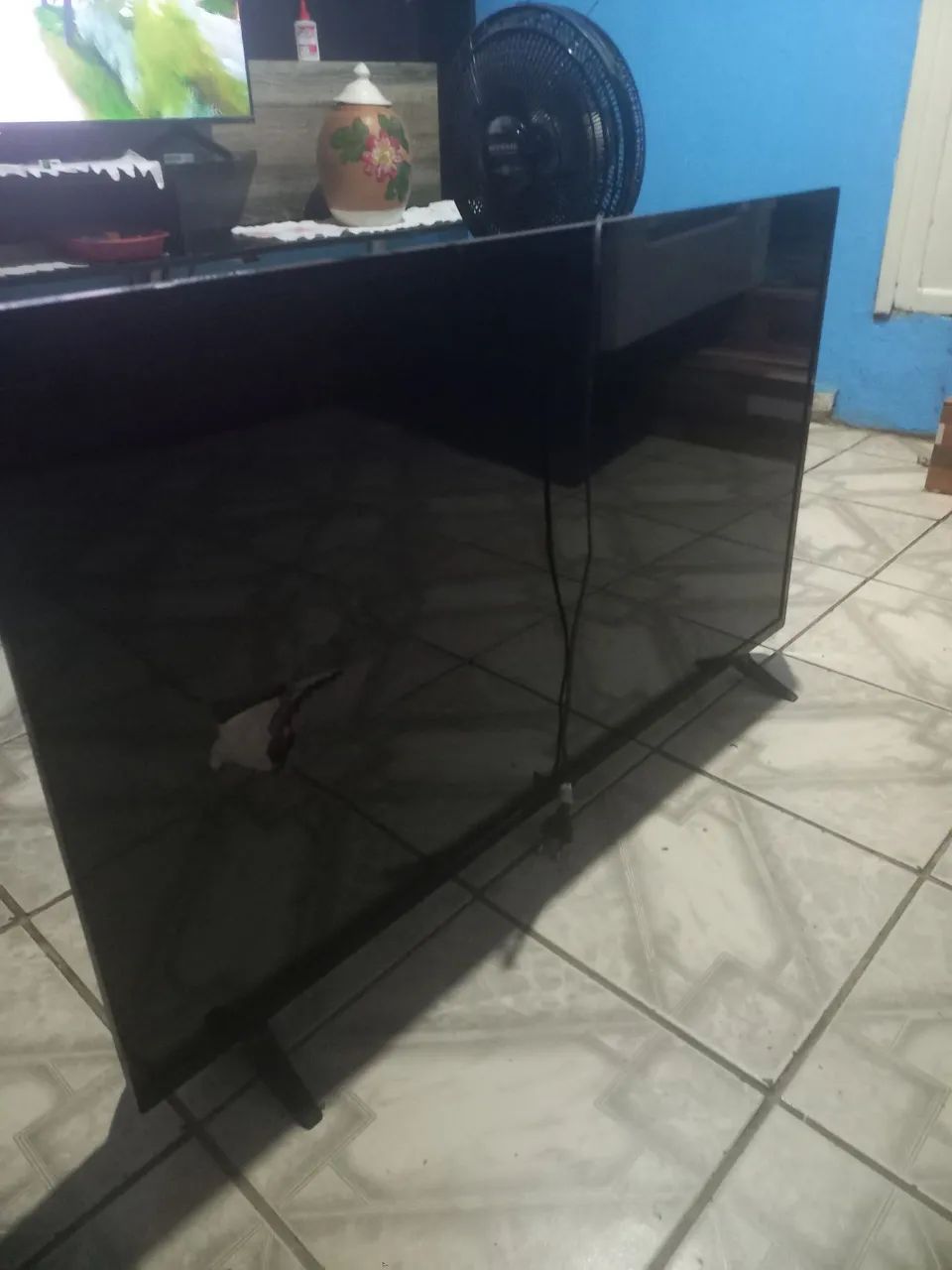 TV Smart AOC 43 com tela quebrada (impacto)
