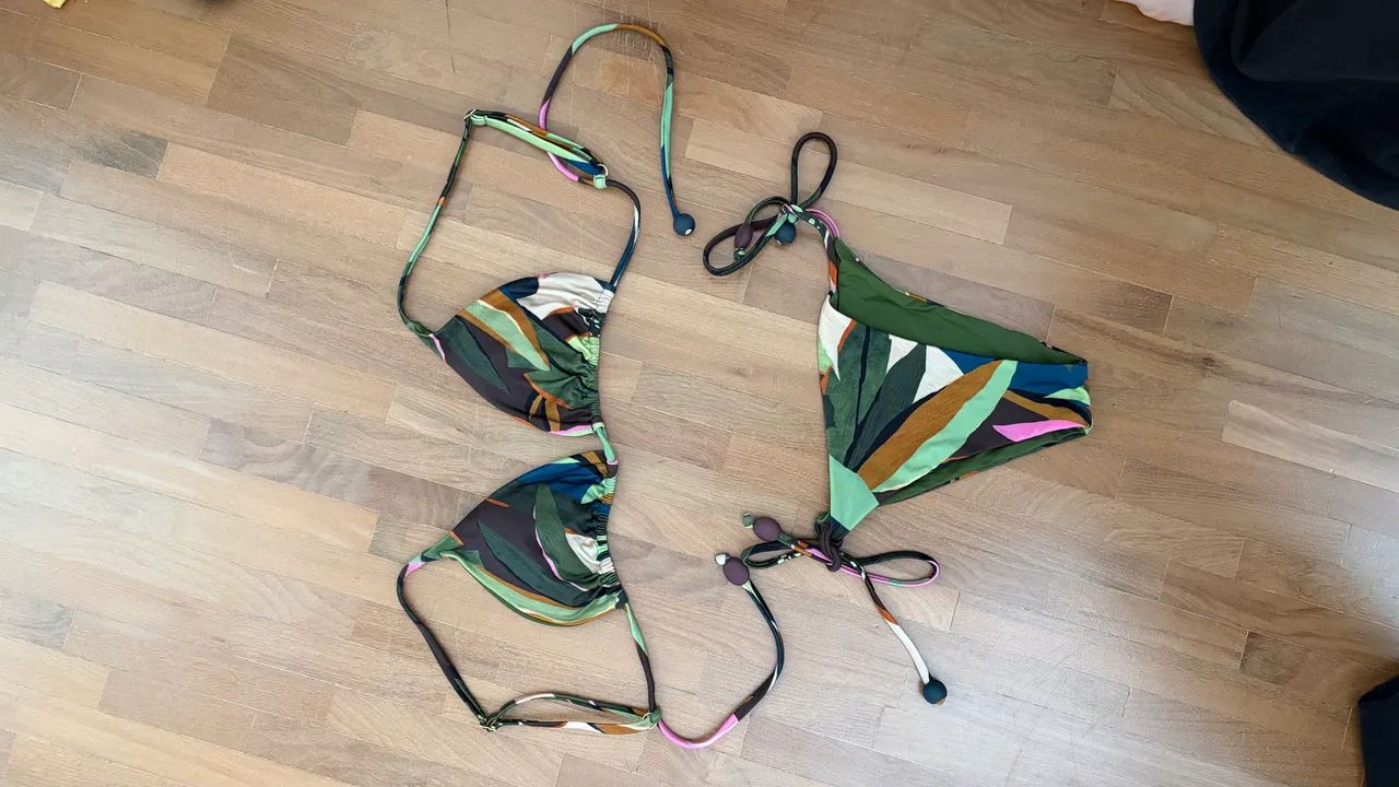 Biquíni verde estampado com amarração no ombro 