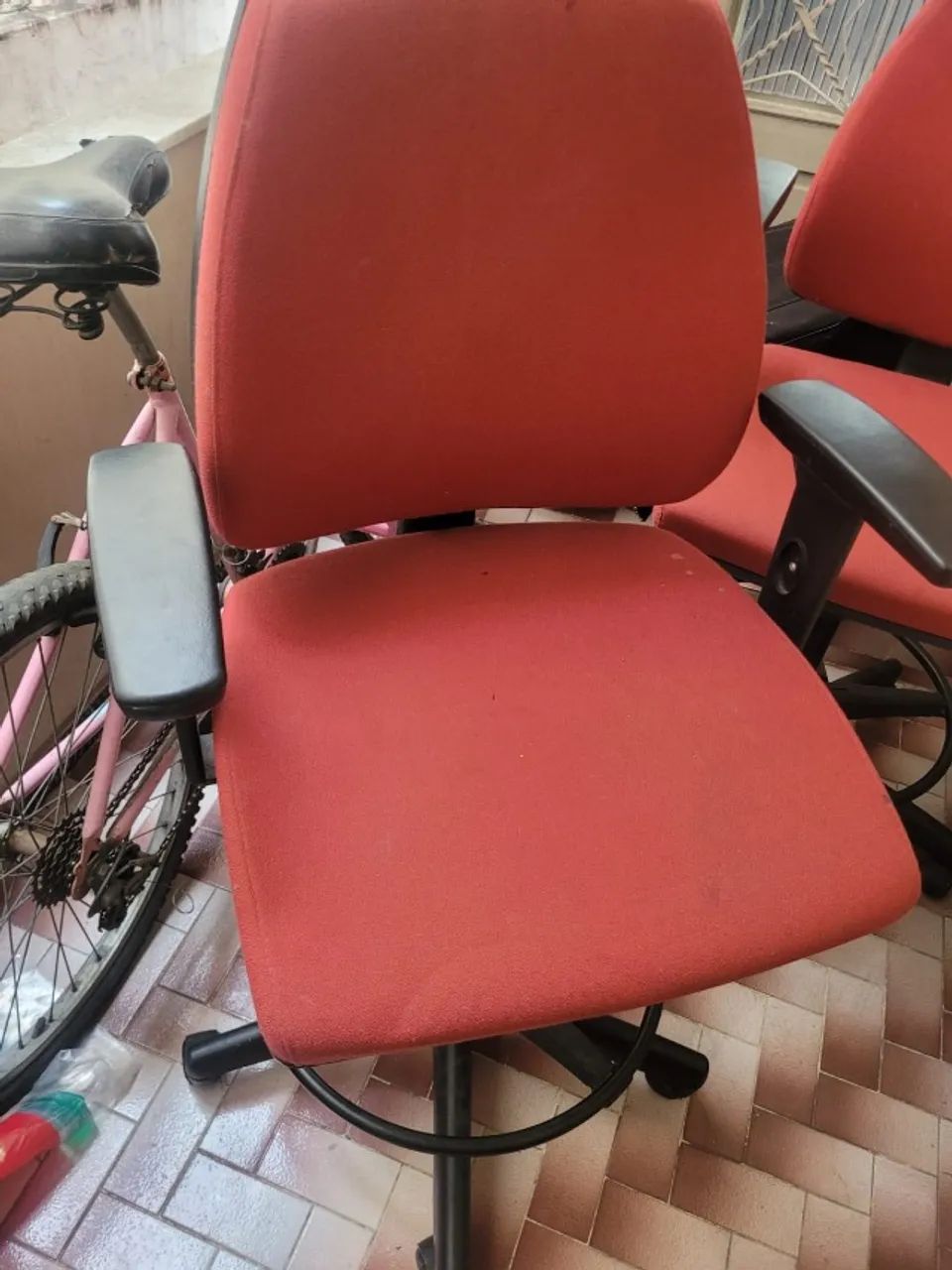 Cadeira Alta de Escritório Ergonômica Giratória com Braços - Excelente Estado - Foto 5