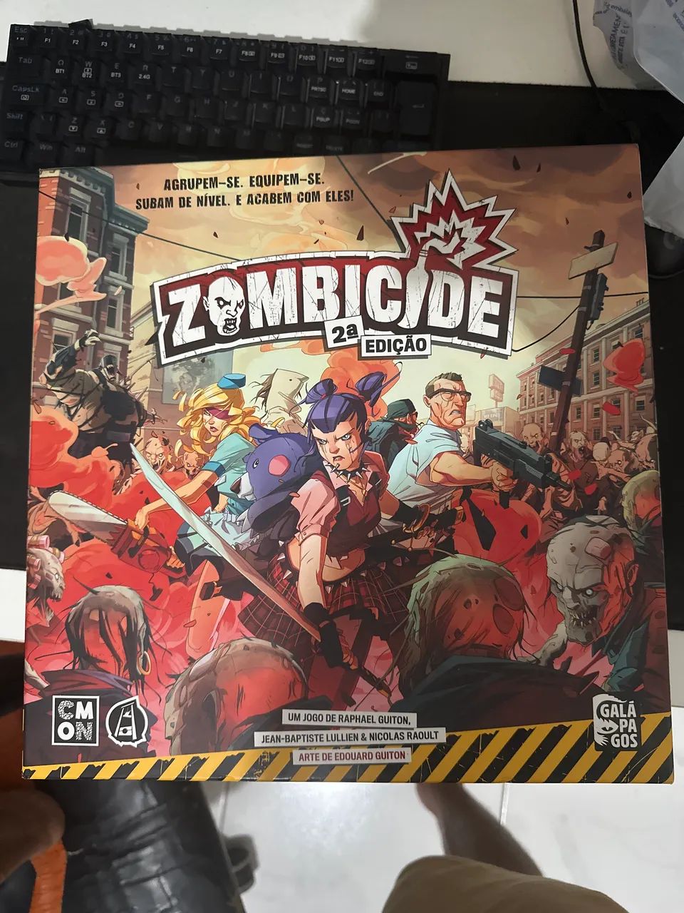 Zombicide 2º Edição + Inserts Bulcaneiros + Sleeves