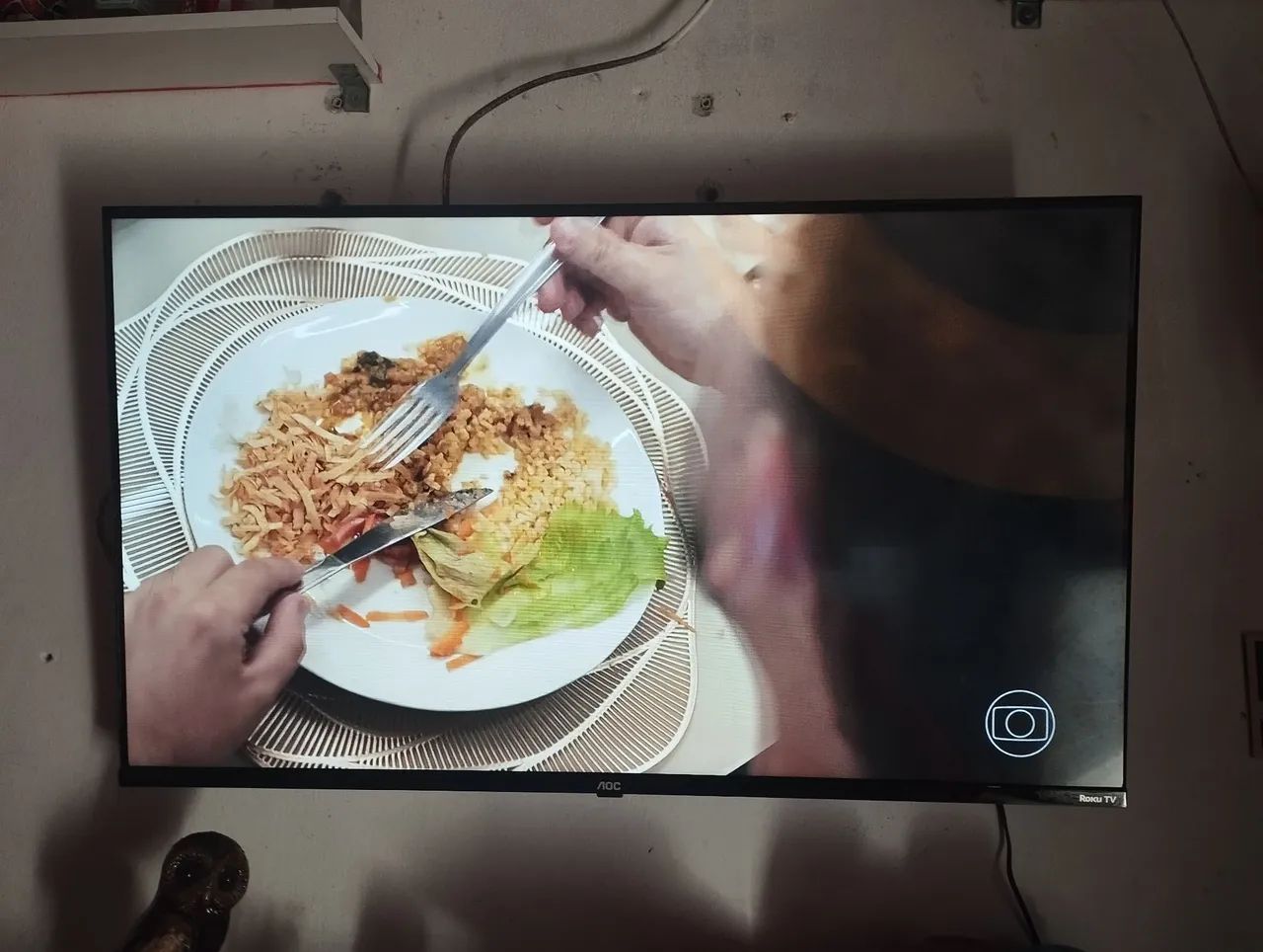 Tv AOC Roku smart de 43 polegadas semi nova completa  - Foto 5