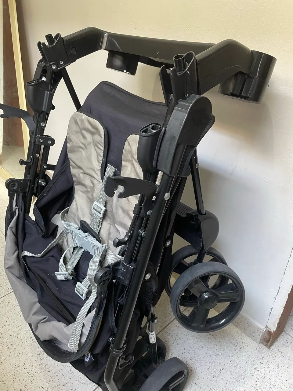 Vende-se conjunto de carrinho de bebê com bebê conforto Tutti Baby bem conservados. - Foto 5