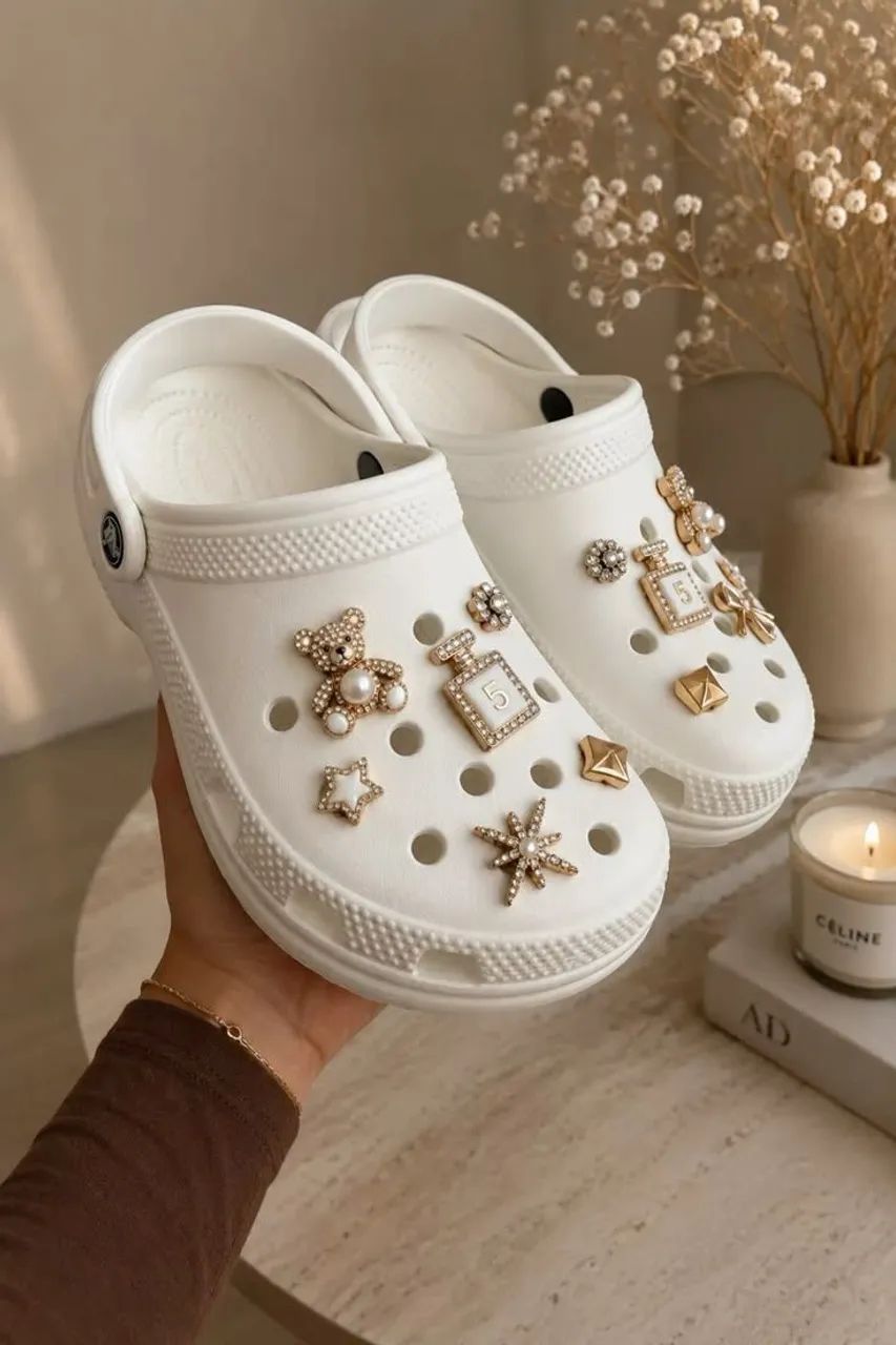 Crocs branca com detalhes 