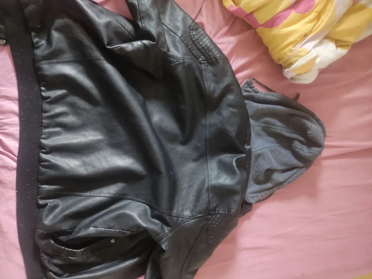Jaqueta Preta de Couro Sintético com Capuz e Forro - Foto 3