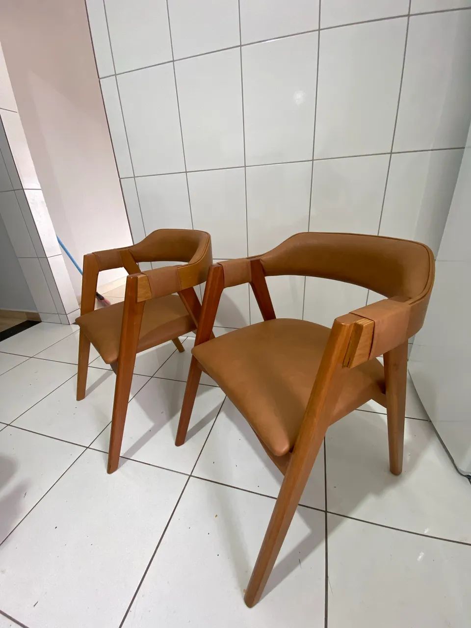 Kit 2 cadeiras sala de jantar estofada com braço.  - Foto 4