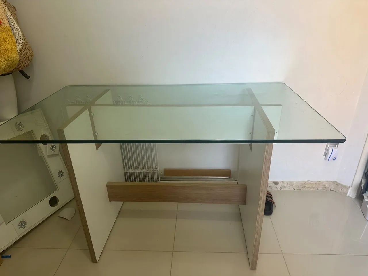 Mesa / Escrivaninha com Tampo de Vidro e Base em Madeira - Foto 2