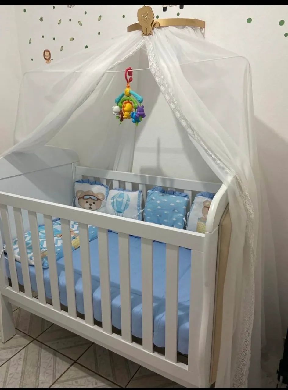Berço com cabeceira estofada 