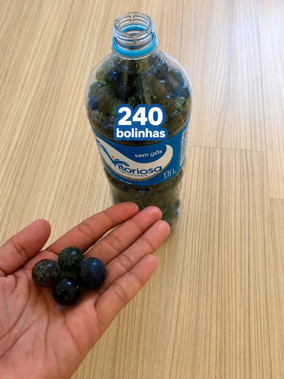 Garrafa com 240 bolinhas de gude