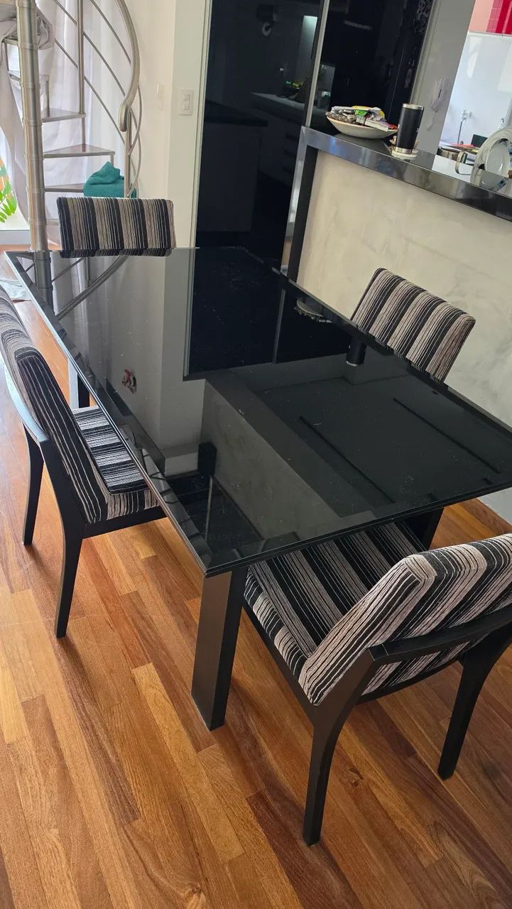 Mesa com vidro preto e 6 cadeiras - Foto 2