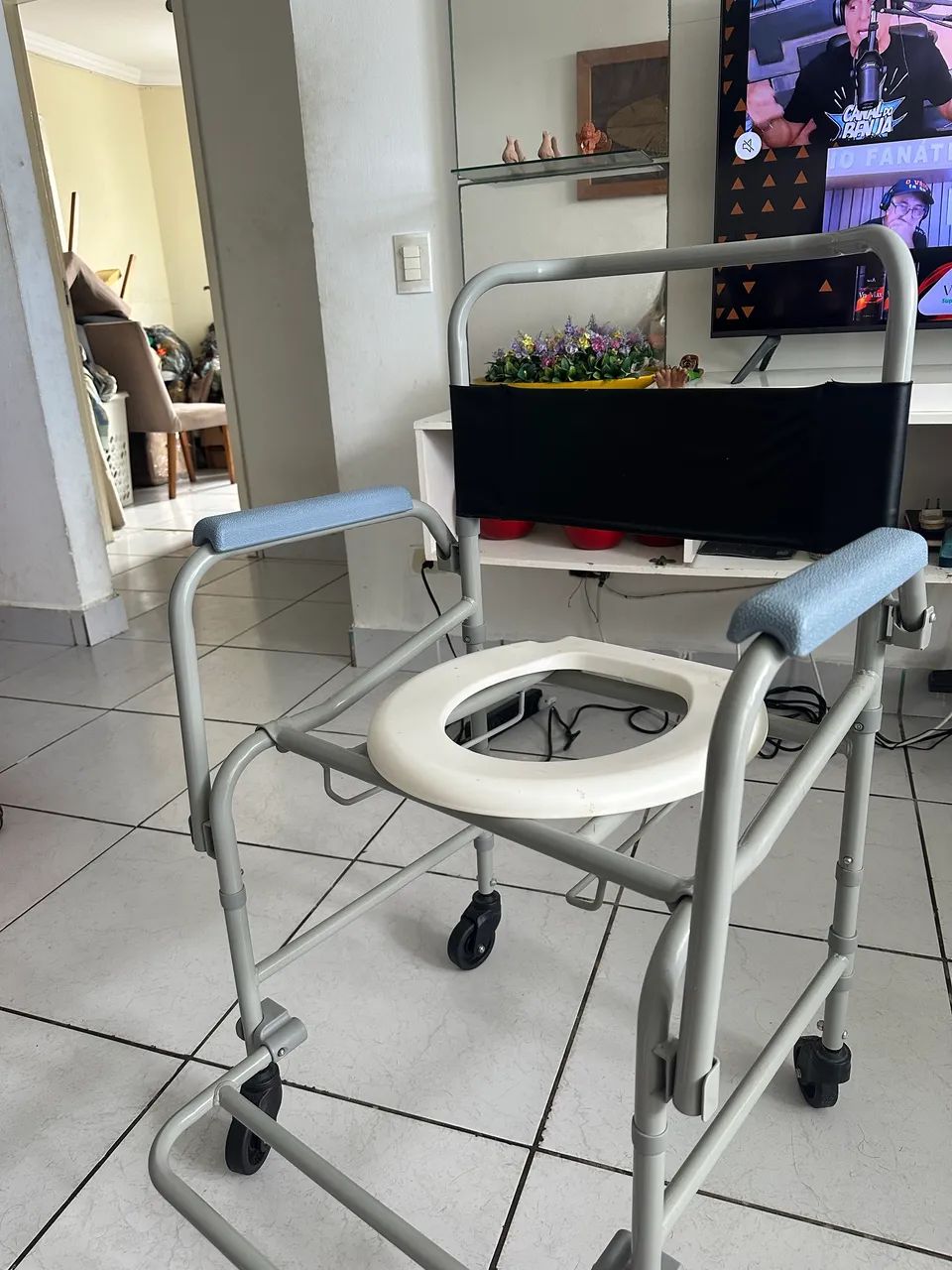 Cadeira de banho com rodas - Foto 2