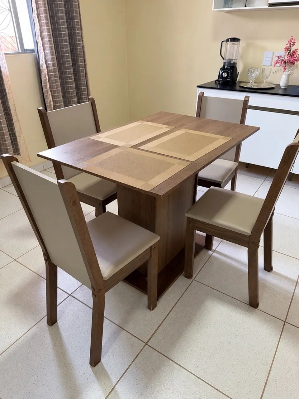 VENDE-SE MESA DE JANTAR COM 4 CADEIRAS