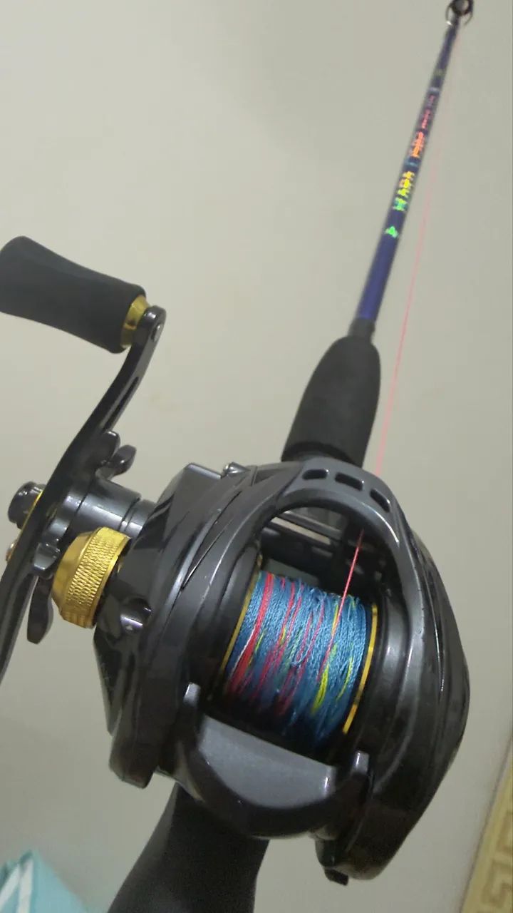 Vara de pesca completa e duas iscas - Foto 3