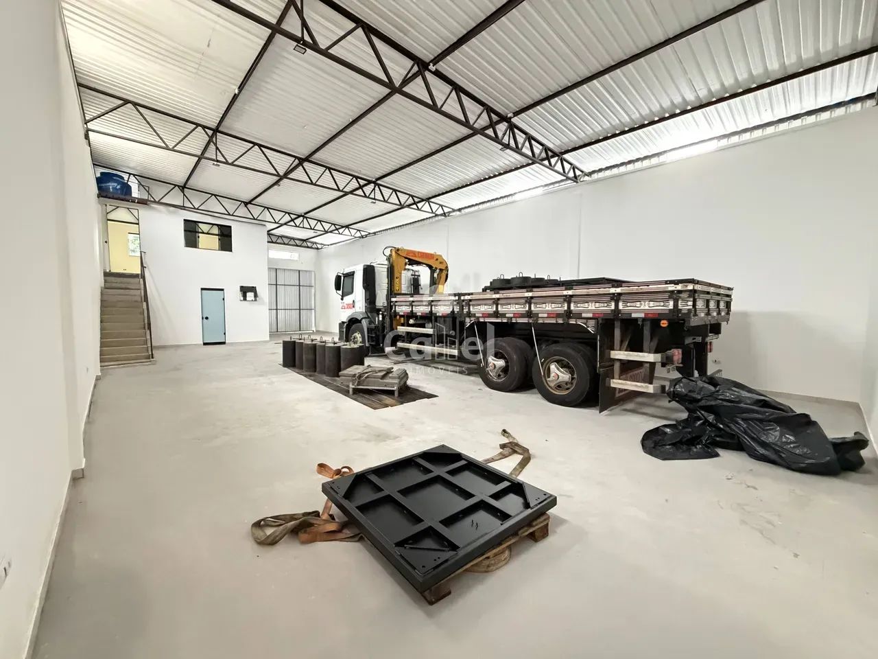 BARRACÃO COMERCIAL COM 360 m² E PÉ-DIREITO DE 6 METROS