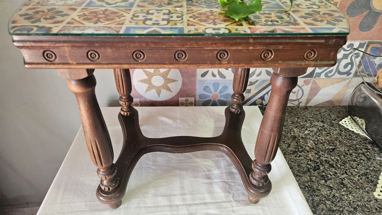 Mesa De Apoio Antiga Com Tampo Decorado E Vidro Protetor - Foto 4