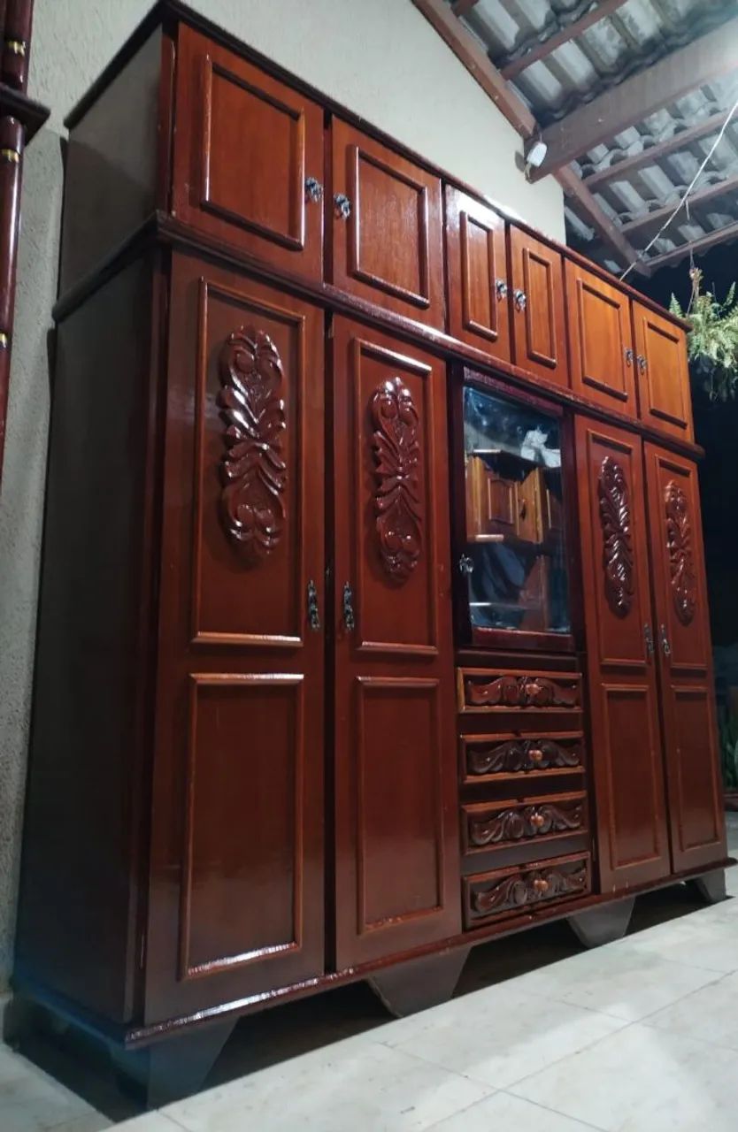 Guarda roupa de madeira PURA bem conservado 