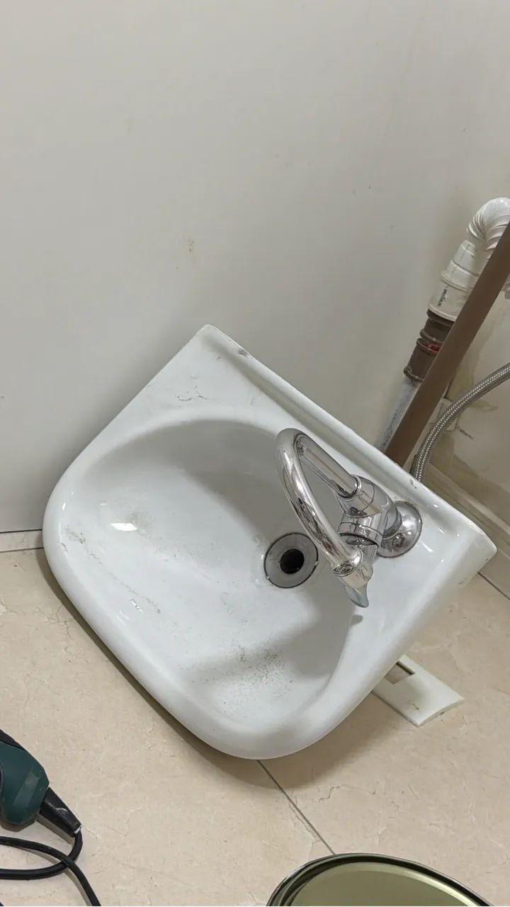 Pia com torneira semi nova 
