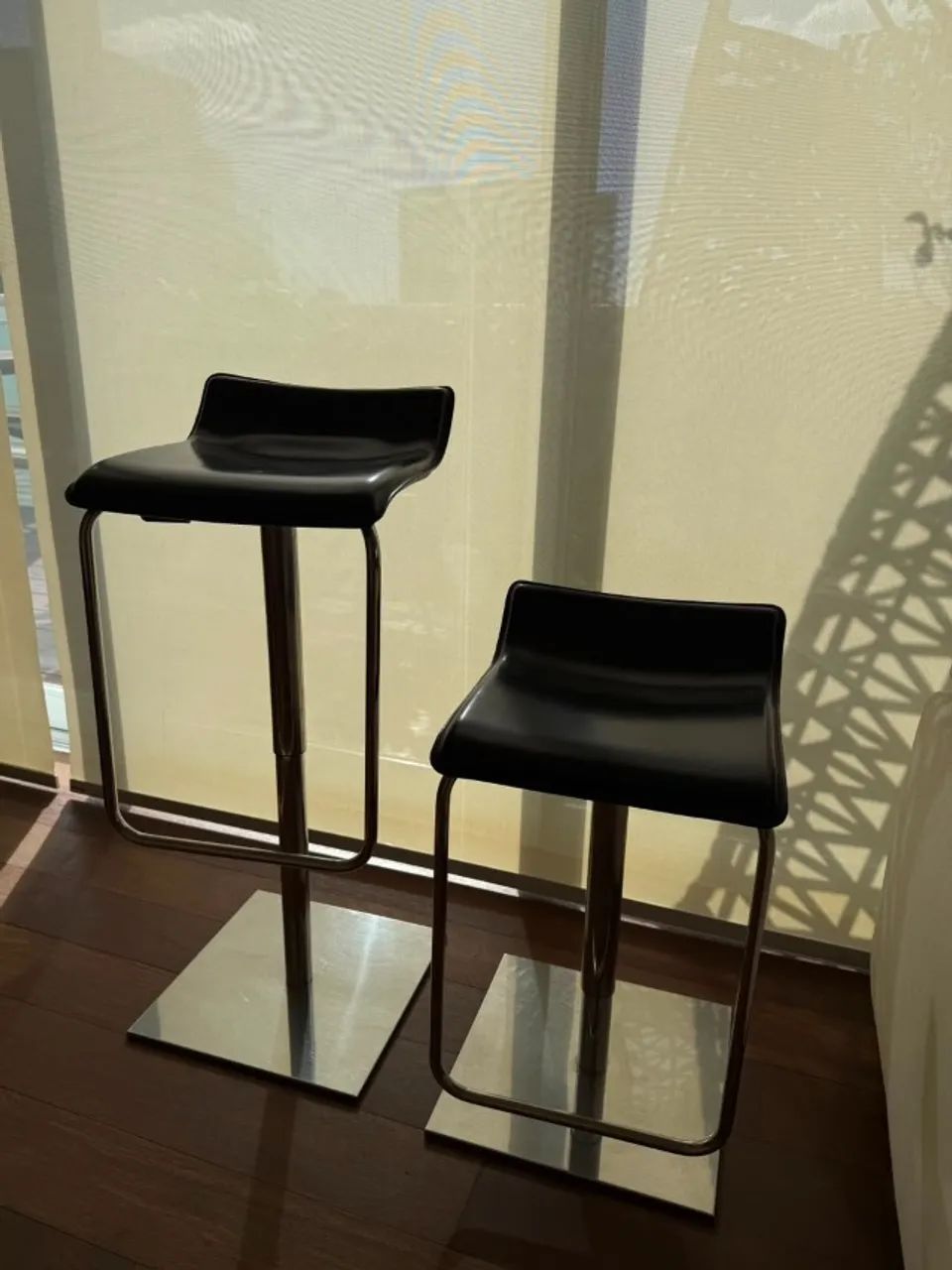 Banquetas Asolo cromadas com assento em couro preto - Foto 2