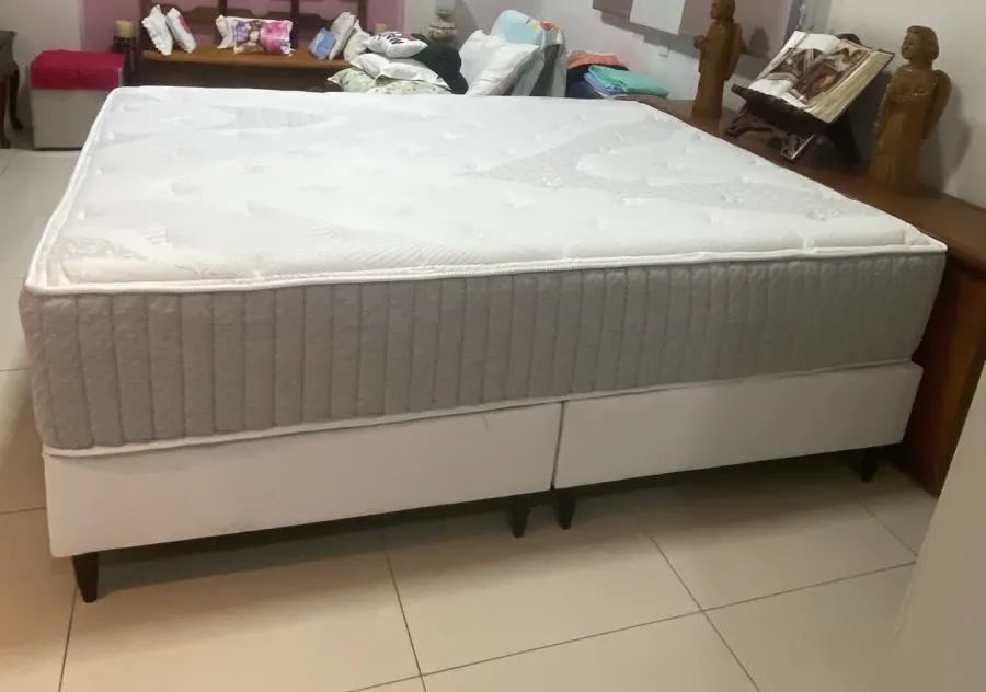 Cama Queen Size com colchão e base