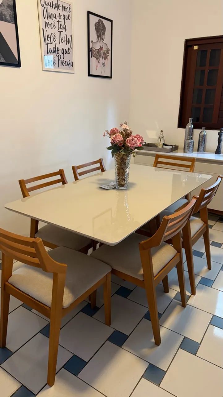 Mesa de jantar com 6 cadeiras 
