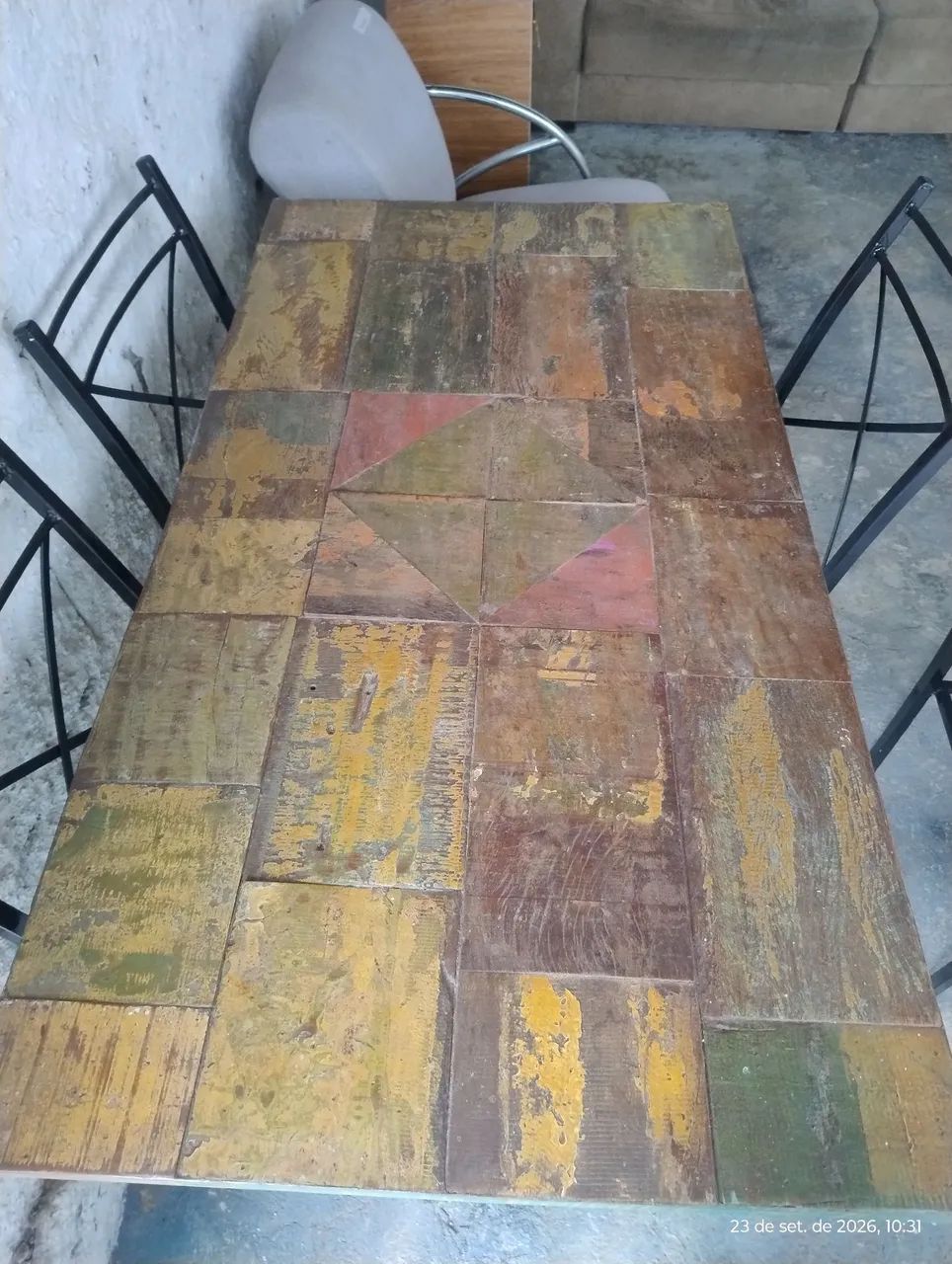 Mesa de madeira de demolição com 04 cadeiras de ferro  - Foto 2