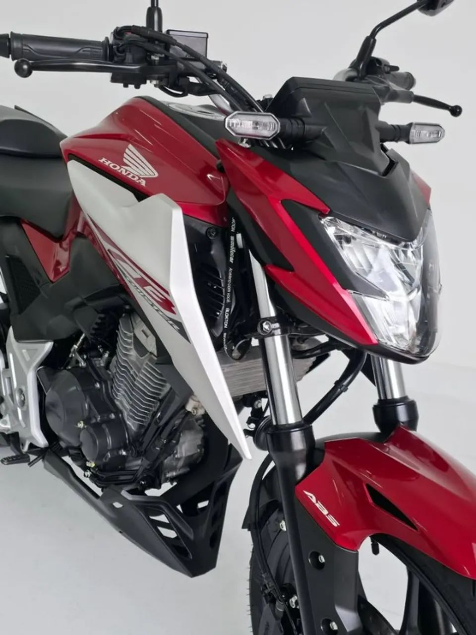 CB300F 2026 - Foto 4