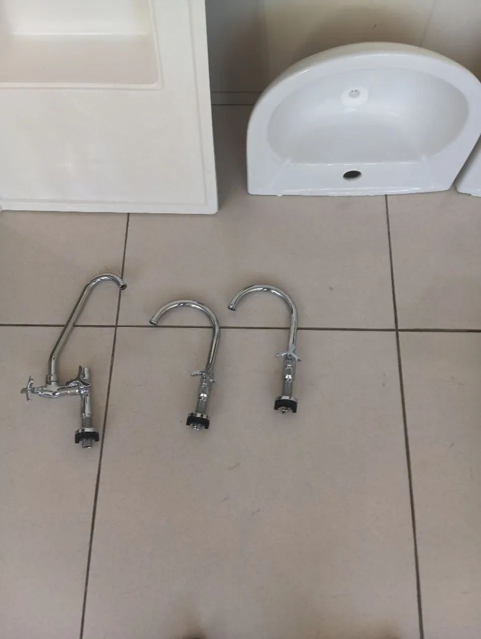 Pias para banheiro + torneiras - Foto 2